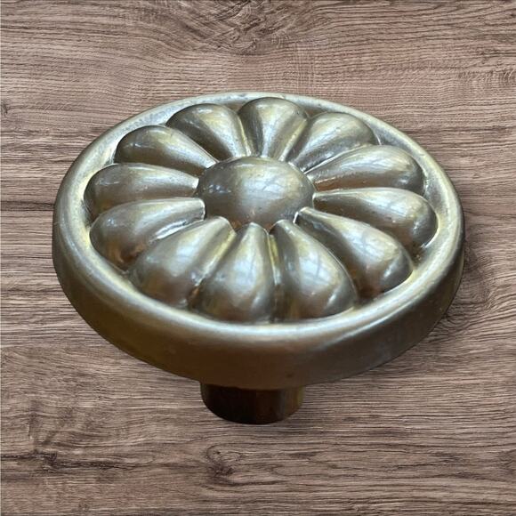 Stone Mill CP29-SN Satin Nickel Holland Cabinet Knob Flower Daisy W/ Hardware - Picture 1 of 10